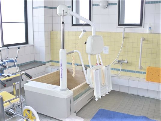 特殊な入浴装置が取り付けられた施設内の浴室・洋装の様子