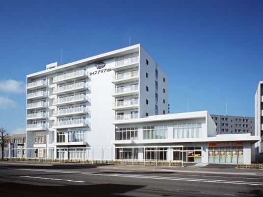 青空の下に建つ、一階にテナントが入ったサービス付き高齢者向け住宅です。介護医療サポートも充実。