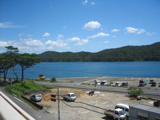 入居者の心を癒す施設から見える穏やかな海や山の風景。