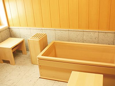 ヒバの木材で作られた浴槽が設置された浴室には木材がふんだんに使用され、窓が付き明るい雰囲気。