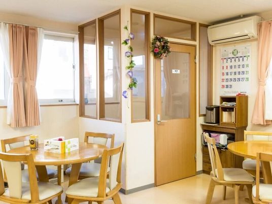 施設内のリビングスペース内にある喫煙室の様子。施設内の設備の写真