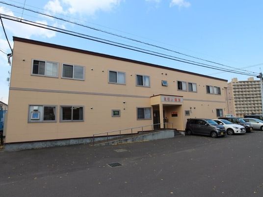 鉄骨造の建物の外観写真。２階建てのミモレ篠路の外観の様子