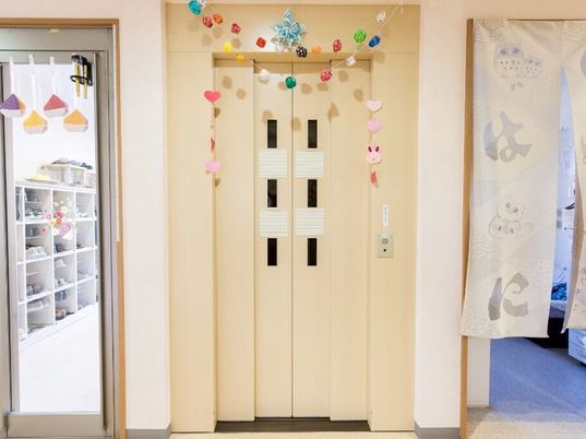 施設内にある小さなエレベーターの様子。車いすが入るサイズのエレベーター