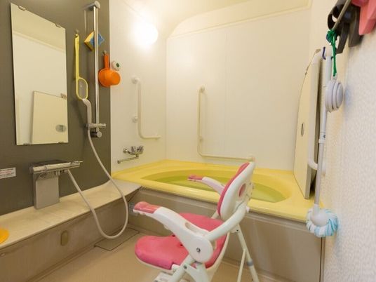 シャワーチェアが置いてある施設内の浴室。個別浴室内を写した写真