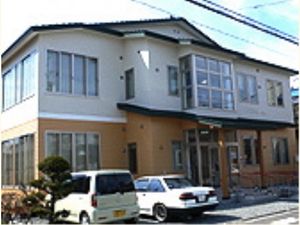施設外観。大きい窓がたくさんついており、明るい光が取り込める。