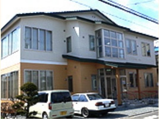 施設外観。大きい窓がたくさんついており、明るい光が取り込める。