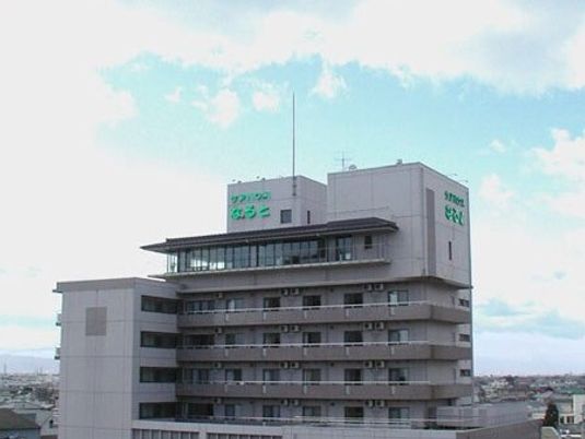 ８階建てのグレーの大きな建物にはグリーンの文字でハウス名が書かれている。