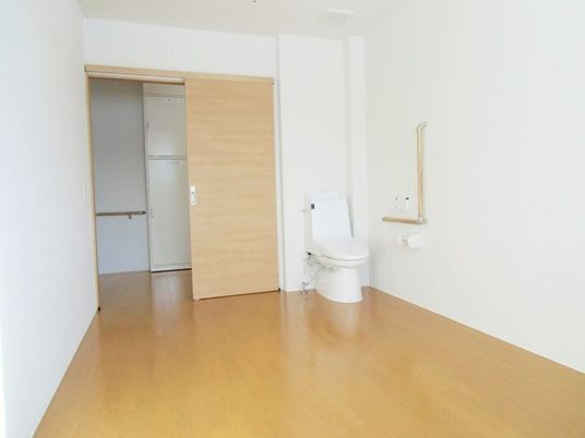 トイレ付きの居室。フローリングで廊下との間に段差はない。