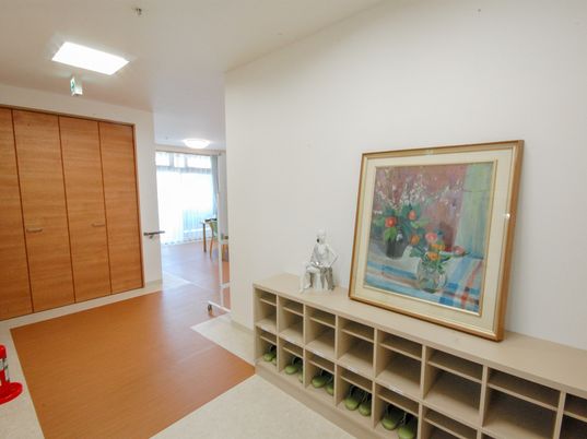 大きな絵画が飾られているエントランスに段差はなく、収納スペースも設置されている。