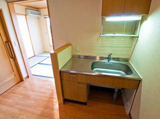 小さなキッチンがある施設内の居室の様子。こじんまりとした居室スペース