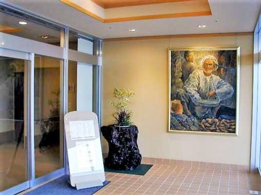 絵画が掲げられている施設のエントランス部分。高級感のあるスペース