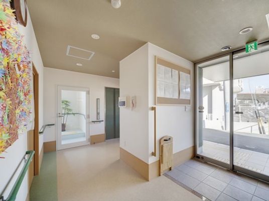 段差のないエントランスには収納型のベンチや手すりが付き、館内には入居者の作品が飾られている。