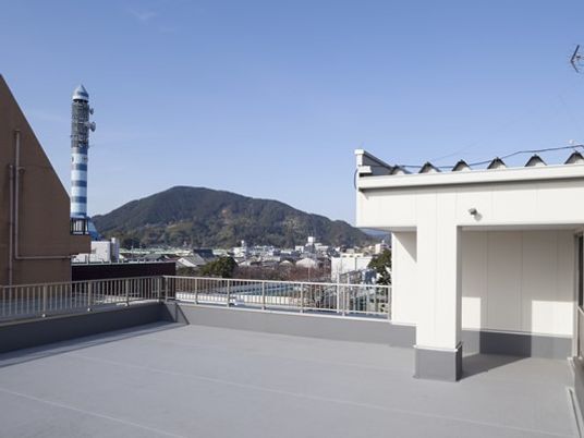 周辺の街並みや山々を見渡すことができるすっきりとした屋上スペース。