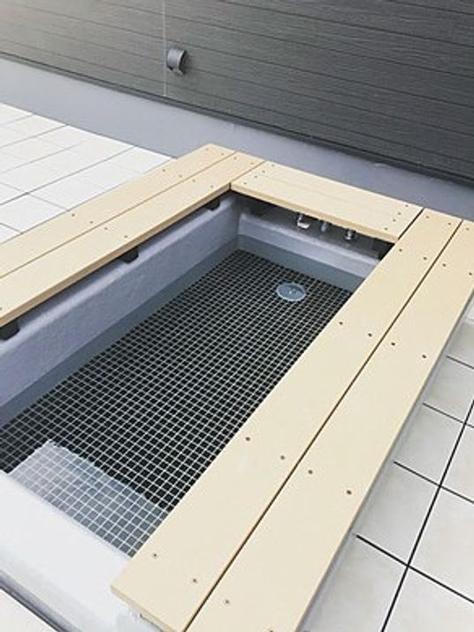 施設の外に設置されているスタイリッシュなデザインの足湯。細心の設備