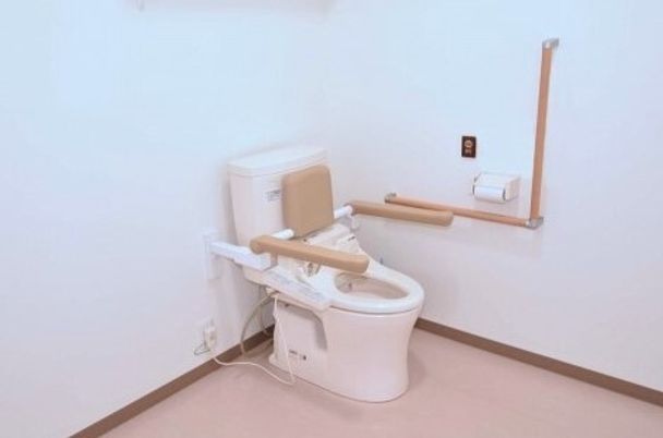 両側に手すりがついたトイレの様子。介護仕様のトイレ