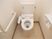 温水便座が付いたトイレにはエル字型の手すりも設置されている。
