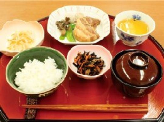 品数のそろったメニューの写真。汁物、ごはん、おかずが４品そろっている