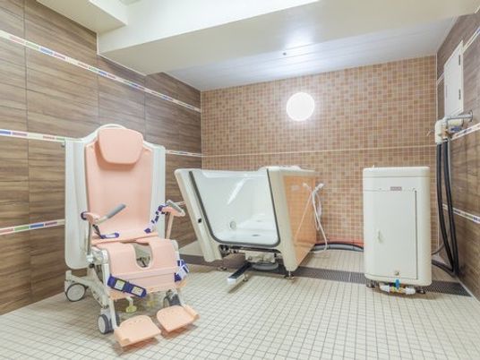 座ったままで入れる介護浴槽を写した写真。最新型の介護浴槽