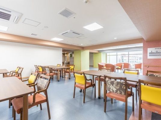 施設内の様子を写した写真。バリアフリーのスペースに椅子と机が並んでいる