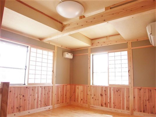 天井が高く、木材をふんだんに使用した館内。窓には障子が設置されている。
