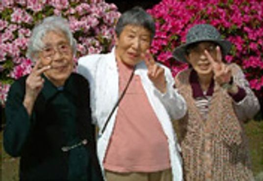 笑顔を見せる3人の高齢女性