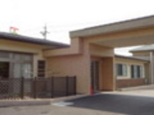 平屋建ての建物は落ち着いた色合い。大きな車寄せもついている。