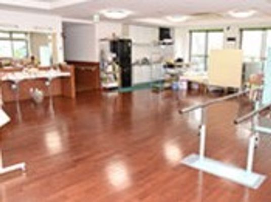 各種リハビリ器具が置いてある施設内のトレーニングスペースの様子