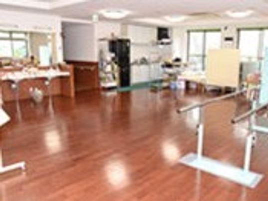 各種リハビリ器具が置いてある施設内のトレーニングスペースの様子