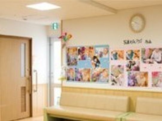 共有スペースには長椅子や入居者の作品があり、車いすの入居者も難なく移動ができる広い廊下となっている。