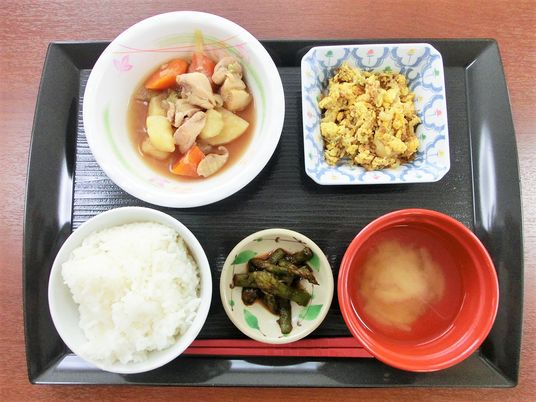 白いご飯にみそ汁、メイン煮物料理や卵料理が並ぶ豪華な内容。