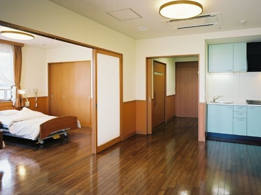 キッチンが付いた広めの居室。リビングと寝室を分けて使える２部屋タイプ