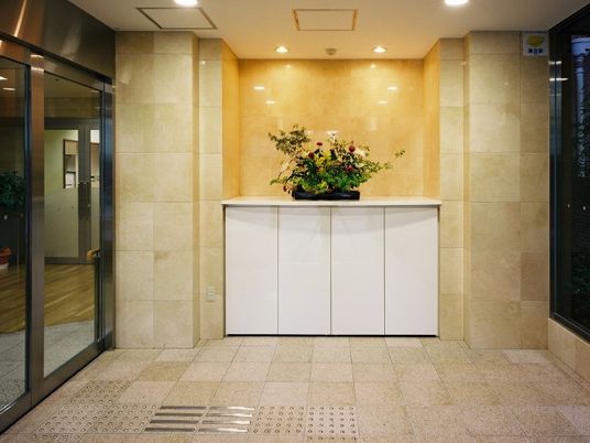 ホテルのようなデザインの…トランス部分。正面に飾り棚と花が置いてある様子