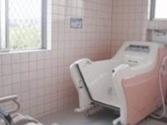 チェアインタイプの介護浴槽の写真。足腰の弱い人も使える浴槽
