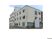 白い外壁の4階建て建築物