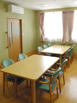 少人数で暮らす施設内の様子。エアコン付きの部屋。近くにはもう一つ部屋が見えている