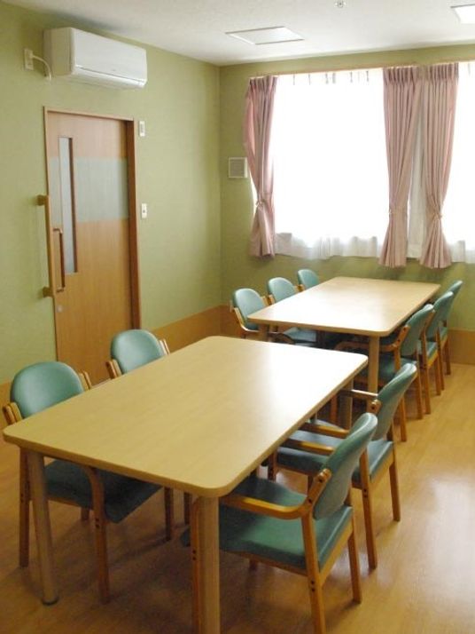 少人数で暮らす施設内の様子。エアコン付きの部屋。近くにはもう一つ部屋が見えている