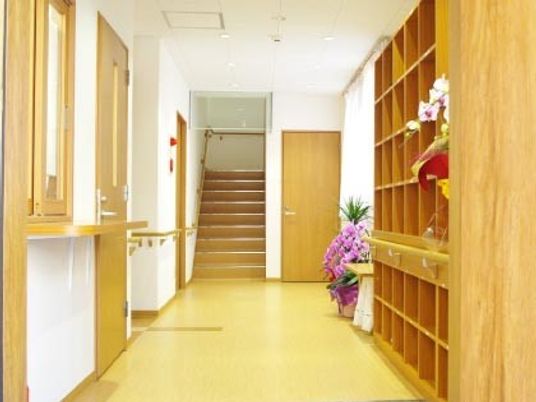 下駄箱があるエントランス。正面には階段、左にはスタッフステーションがある