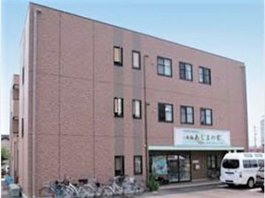 ブラウンを基調とした3階建ての建物は重厚感があり、駐車場も付いている。