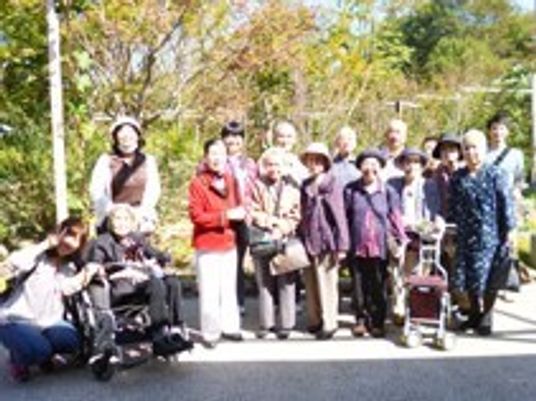 車いすやシルバーカーを利用している人も一緒に外出ツアーを楽しんでいる様子。