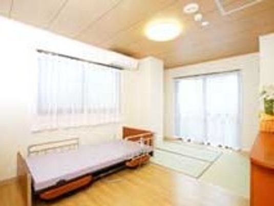 小さな窓とベランダにつながる窓があるワンルームタイプの部屋の様子