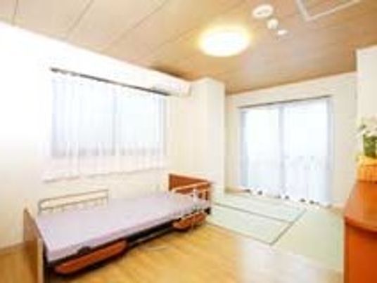 小さな窓とベランダにつながる窓があるワンルームタイプの部屋の様子