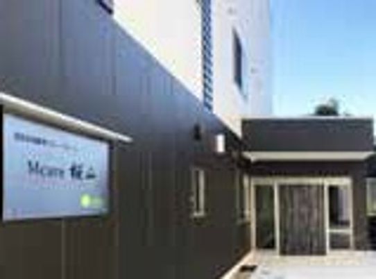建物の外観を写した写真。エントランス部分までオールバリアフリーなのがわかる