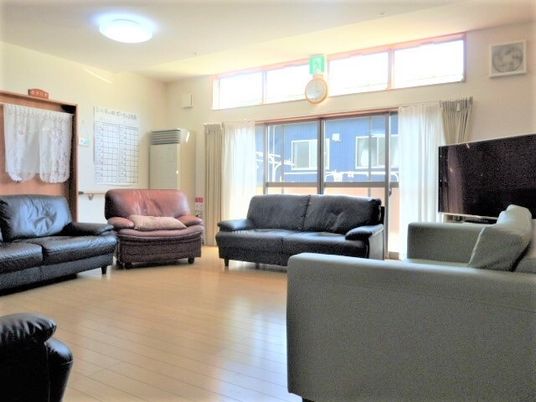 複数のソファが部屋の中央を囲むように配置されている