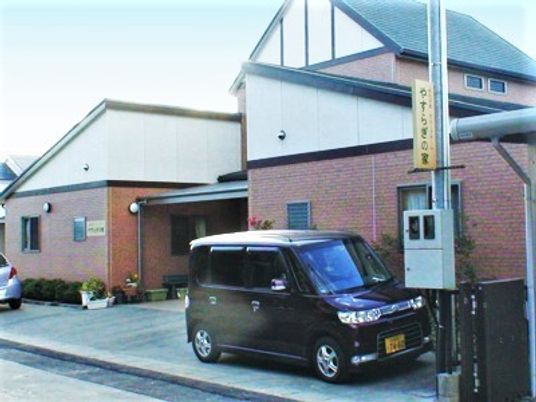 ツートンカラーの建物の外観写真。三角の洋風屋根が印象的な建物