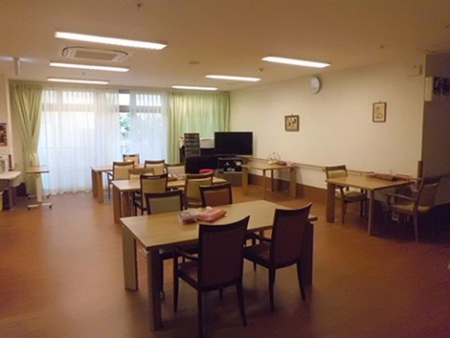 リビングではご利用者様の会話の声が毎日聞こえてきます。同い年ぐらいの仲間と楽しく過ごせるのも大きなメリットです。