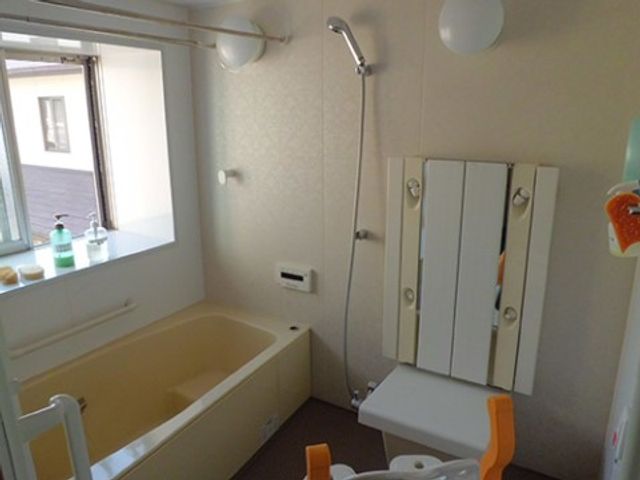 浴室ではおひとりのリラックスタイムをお楽しみください。ご利用者様のお体に合わせて、たくさんの設備を整えました。