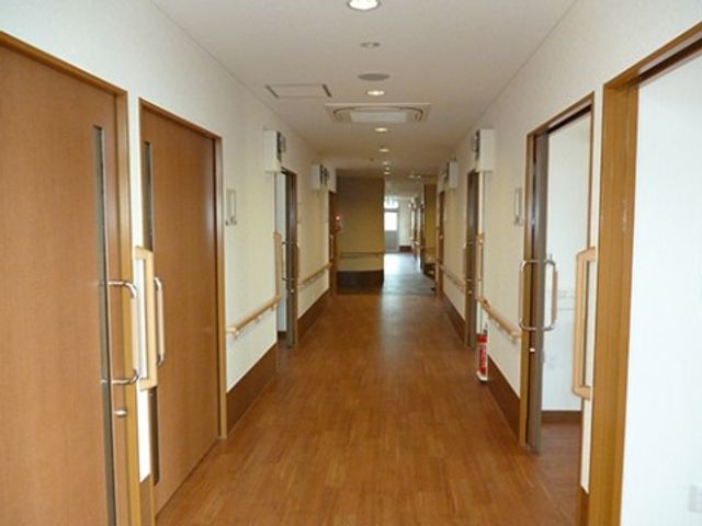 車いすの方にもスムーズにご利用いただけるように、入り口の段差も排除いたしました。軽めの引き戸でしっかりと区切ってあります。