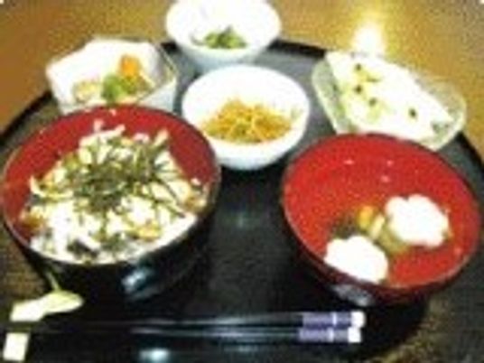 品数がそろった食事メニューの様子。ある日の豪華なメニューの写真