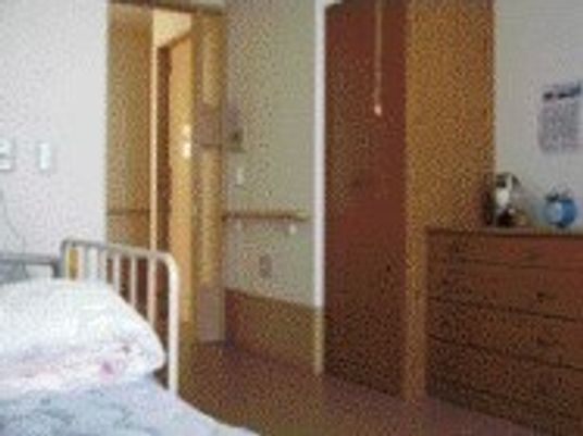 部屋から廊下を除いている様子。木のぬくもりが感じられる共有スペース