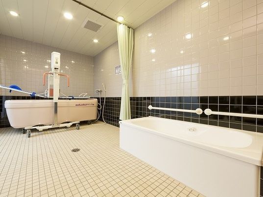 機械浴が設置された浴室には個浴も完備され、日当たりも良好。